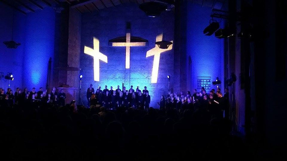 Beleuchtug Chorkonzert Petruskirche Bern mit Projektion von Kreuz an die Wand